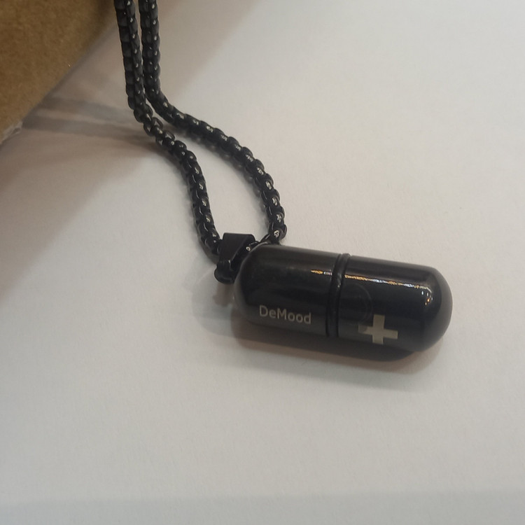 گردنبند کپسول مشکی