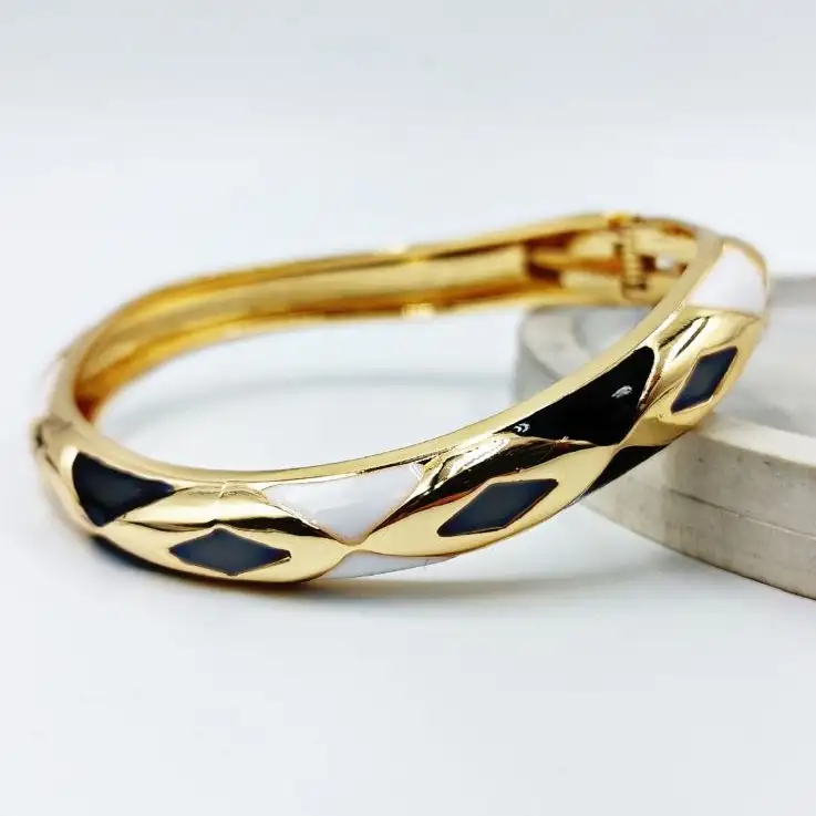 دستبند النگویی زنانه و دخترانه میناکاری مینیمال موج دار رنگ کیفیت عالی رنگ ثابت کد amp (پس کرایه)