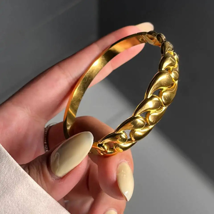 دستبند بنگل استیل طرح کارتیر ضد حساسیت رنگ ثابت کد atk (پس کرایه)