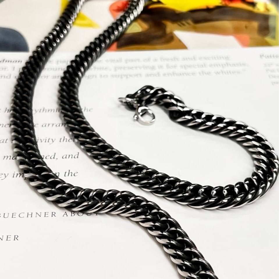 گردنبند مردانه مدل کارتیه Cartier سیاه قلم جنس استیل عیار 316 رنگ کاملا ثابت  کد ztk (پس کرایه)