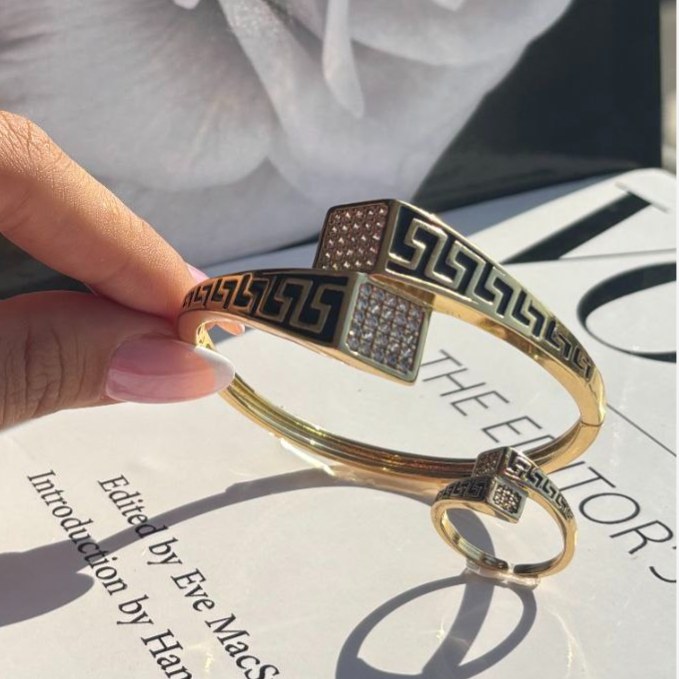 ست دستبند و انگشتر نگین دار زنانه طرح ورساچه Versace  فری سایز freesize رنگ ثابت کد sm (پس کرایه)