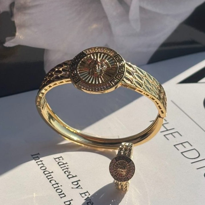 ست دستبند و انگشتر نگین دار زنانه طرح ورساچه Versace فری سایز freesize رنگ ثابت کد sm (پس کرایه)