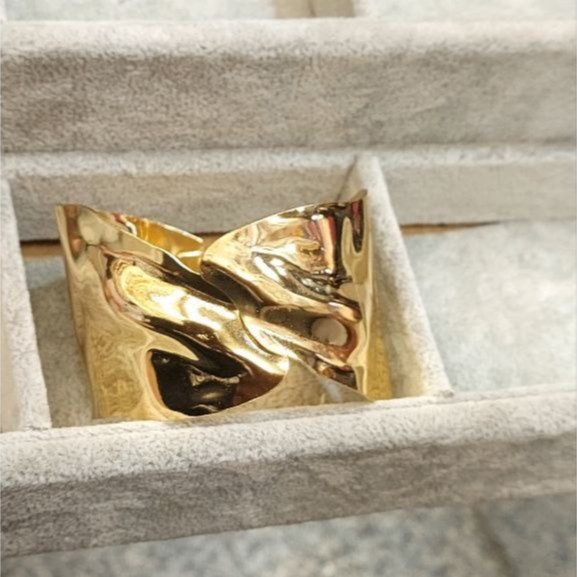 دستبند بنگل آبکاری نقره زنانه طرح چروک پهن طلایی تنوع طرح رنگ کاملا ثابت کد bn (پس کرایه)