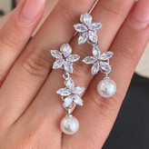 گوشواره زنانه طرح دو گل مروارید آویز تنوع طرح رنگ کاملا ثابت کد tj (پس کرایه)