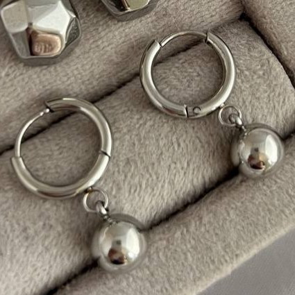 گوشواره استیل زنانه طرح گوی آویز حلقه ای تنوع طرح رنگ ثابت کد tj (پس کرایه)