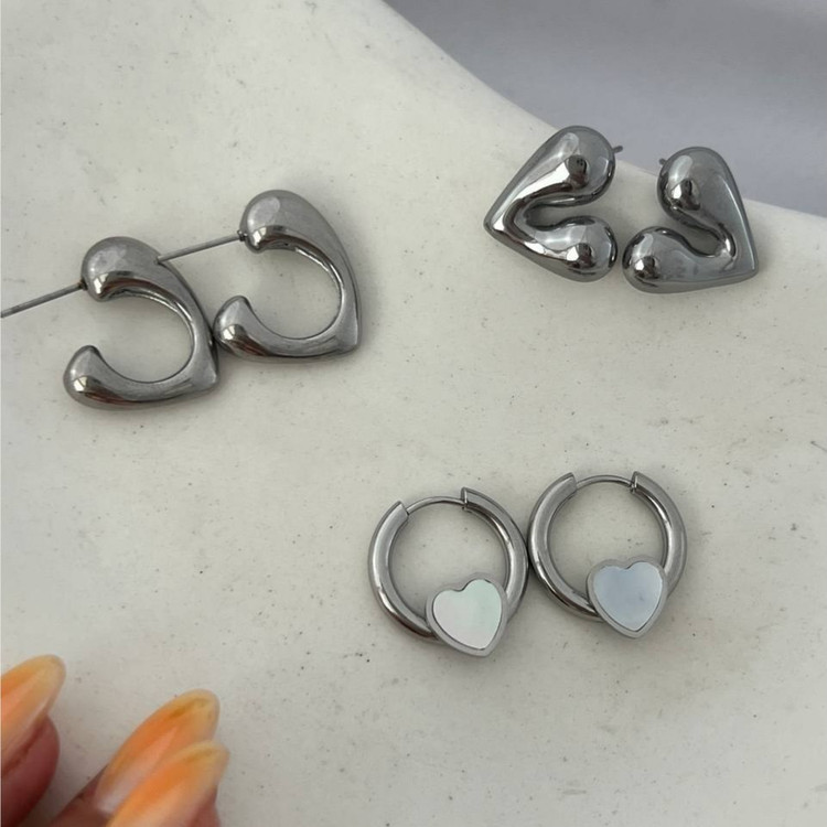 گوشواره استیل زنانه طرح مینیمال قلب تنوع طرح رنگ ثابت و ضد حساسیت کد tj (پس کرایه)