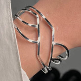 دستبند بنگل آبکاری نقره زنانه طرح مینیمال تنوع طرح رنگ ثابت کد tk (پس کرایه)