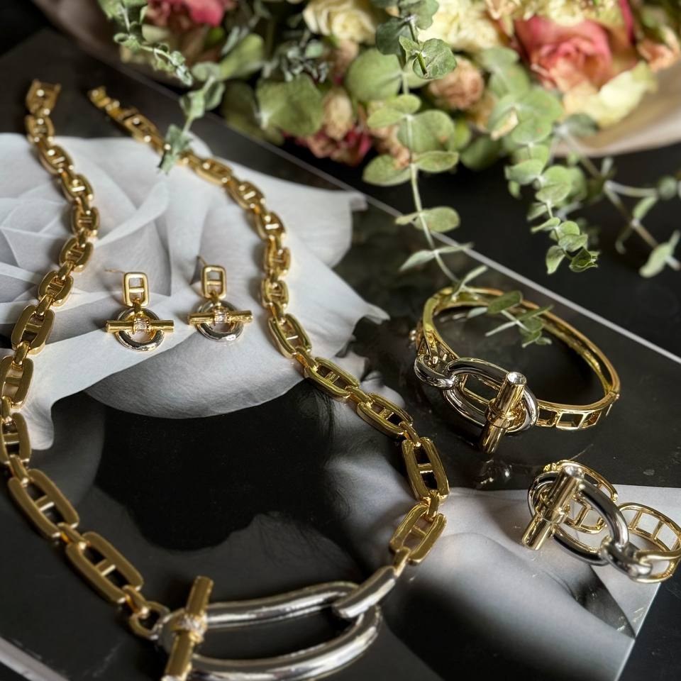 ست کامل گردنبند و  دستبند و انگشتر و گوشواره استیل زنانه طرح هرمس Hermes رنگ ثابت کد sm (پس کرایه)