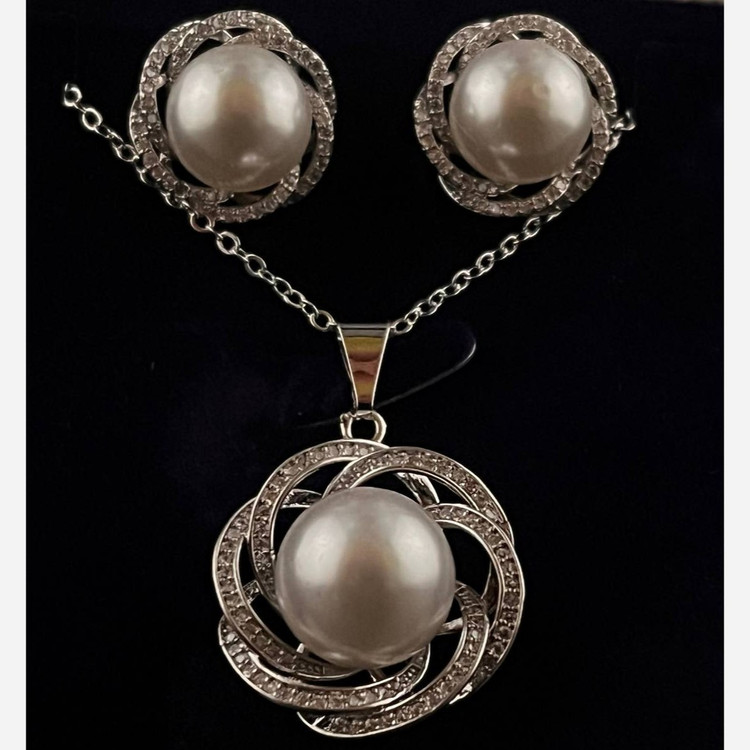 نیم ست گردنبند و گوشواره طرح جواهری نگین دار زنانه طرح گل وسط مروارید تنوع طرح رنگ ثابت کد ki (پس کرایه)