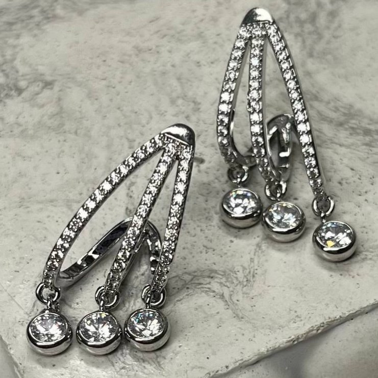 گوشواره طرح جواهری (میخ نقره) طرح سه نگین آویز رنگ ثابت کد tk (پس کرایه)