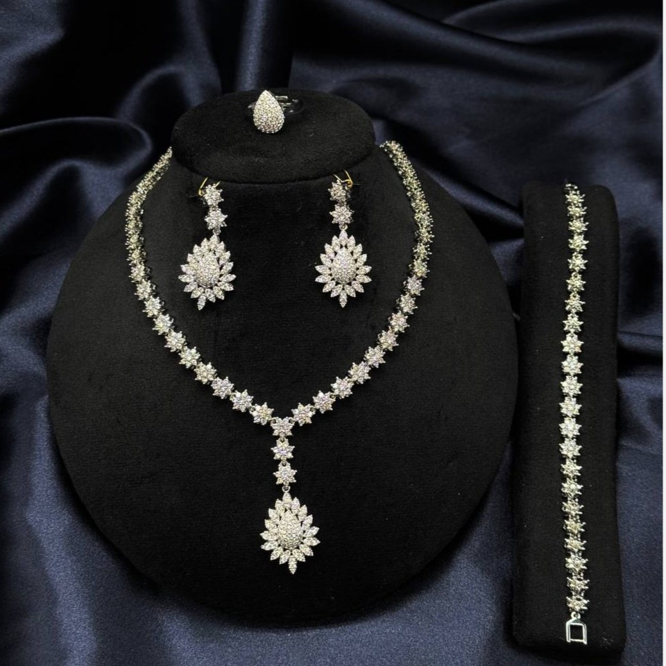 نیم ست گردنبند و دستبند و گوشواره و انگشتر طرح جواهری زنانه طرح گل وستاره تنوع طرح رنگ ثابت کد sm (پس کرایه)