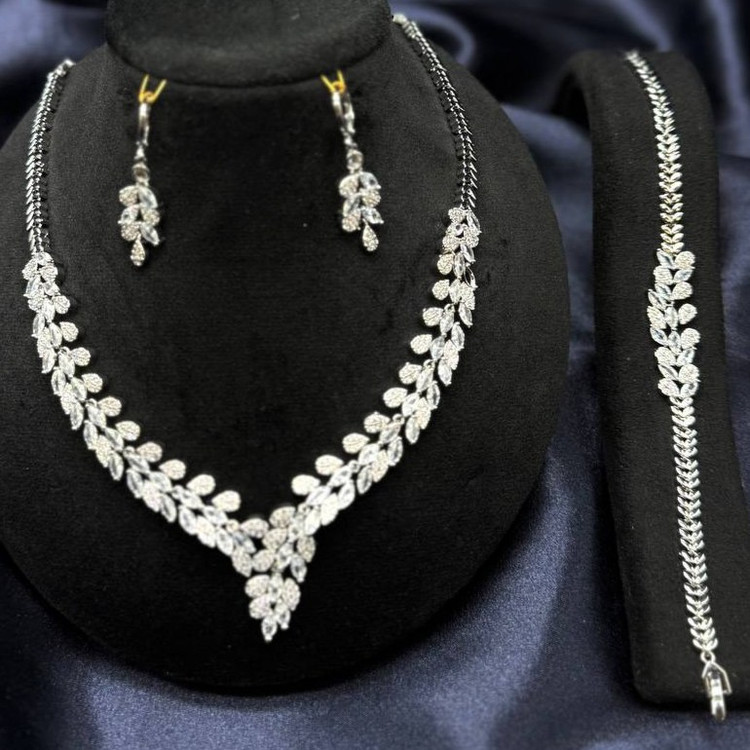 نیم ست گردنبند و دستبند و گوشواره طرح جواهری زنانه طرح برگ ریز رنگ ثابت کد sm (پس کرایه)