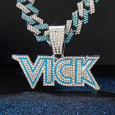 گردنبند و آویز پلاک فول نگین طرح VICK رنگ ثابت کد vn (پس کرایه)