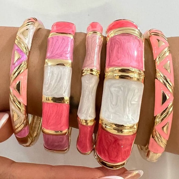 دستبند النگویی و بنگل میناکاری زنانه پهن و باریک تنوع طرح رنگبندی متنوع رنگ ثابت کد tj (پس کرایه)