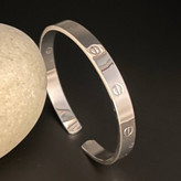 دستبند النگویی و بنگل زنانه آبکاری نقره طرح پیچ تنوع طرح رنگ ثابت کد ki