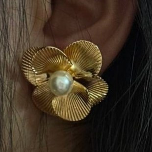 گوشواره آبکاری نقره زنانه طرح گل صدفی وسط مروارید رنگ ثابت کد sm