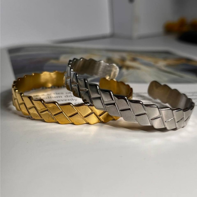 دستبند بنگل استیل مدل حصیری طلایی و نقره ای رنگ ثابت