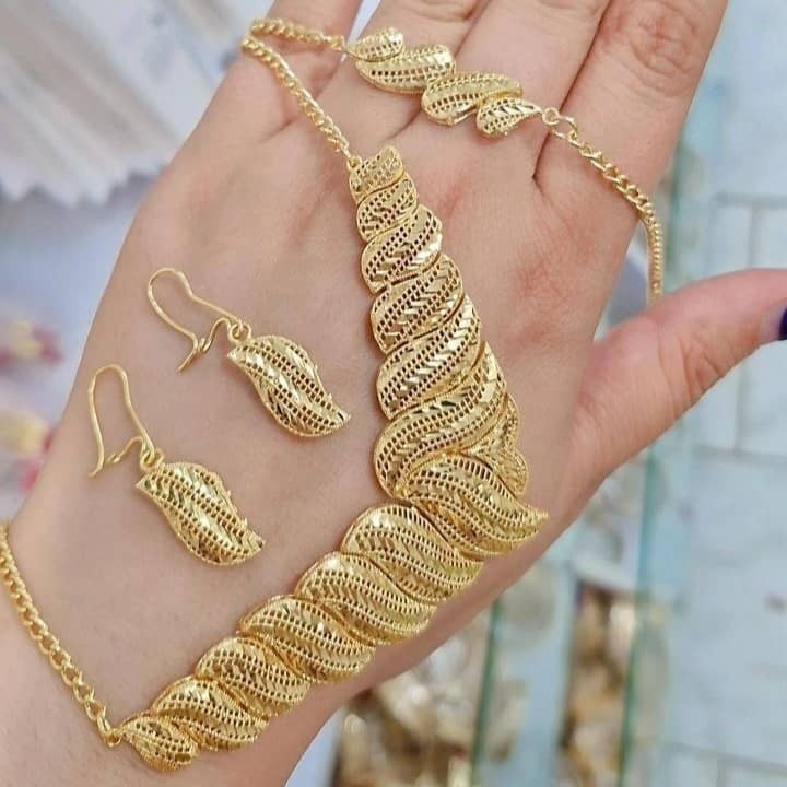 سرویس رنگ ثابت با طلا مونمیزنه ورق بزنید لطفا