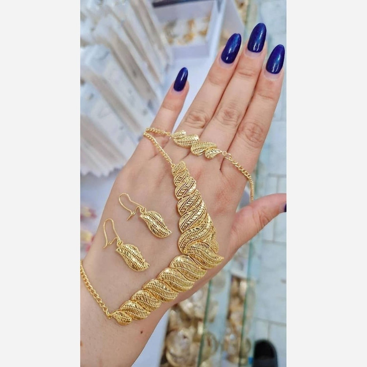 سرویس رنگ ثابت با طلا مونمیزنه ورق بزنید لطفا