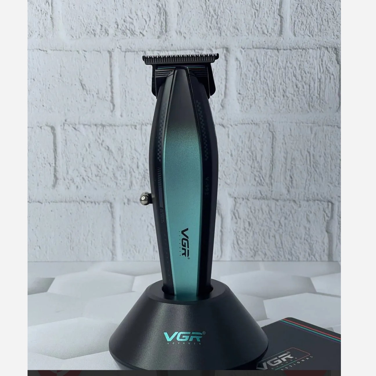 ماشین اصلاح صفر زن خط زن وی جی آر  V-992شاهکاری از وی جی آر 9000 دور در دقیقه.
