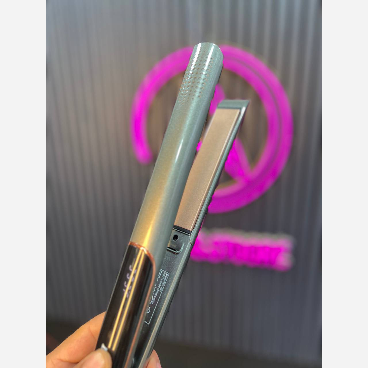 اتو مو صفحه باریک بابی ورس نمایشگر دیجیتال گرمایش 980درجه قابلیت تنظیم دما سیم چرخشی 360 درجه جنس صفحه سرامیک