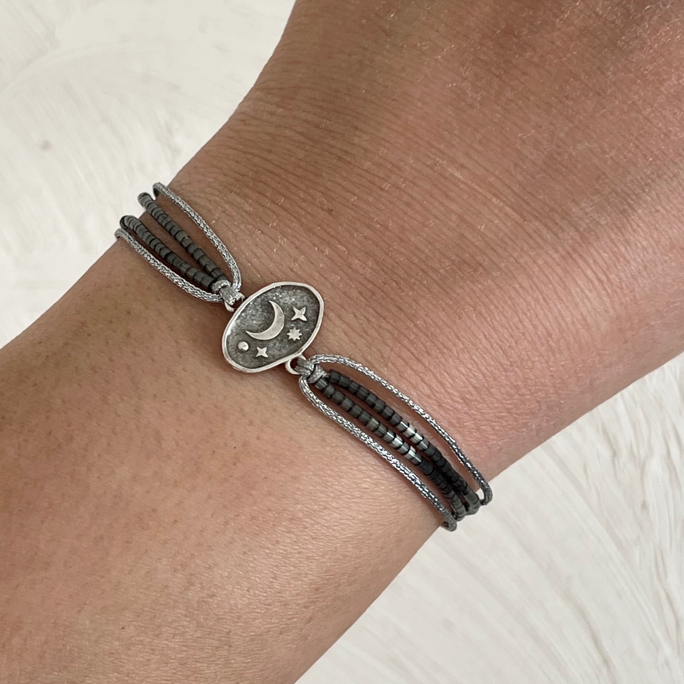 دستبند طرح ماه و ستاره میناکاری