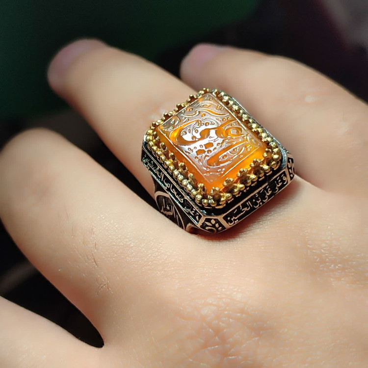 انگشتر آلیاژی باسنگ عقیق زرد حکاکی یاعلی چنگ برنجی کد 6164