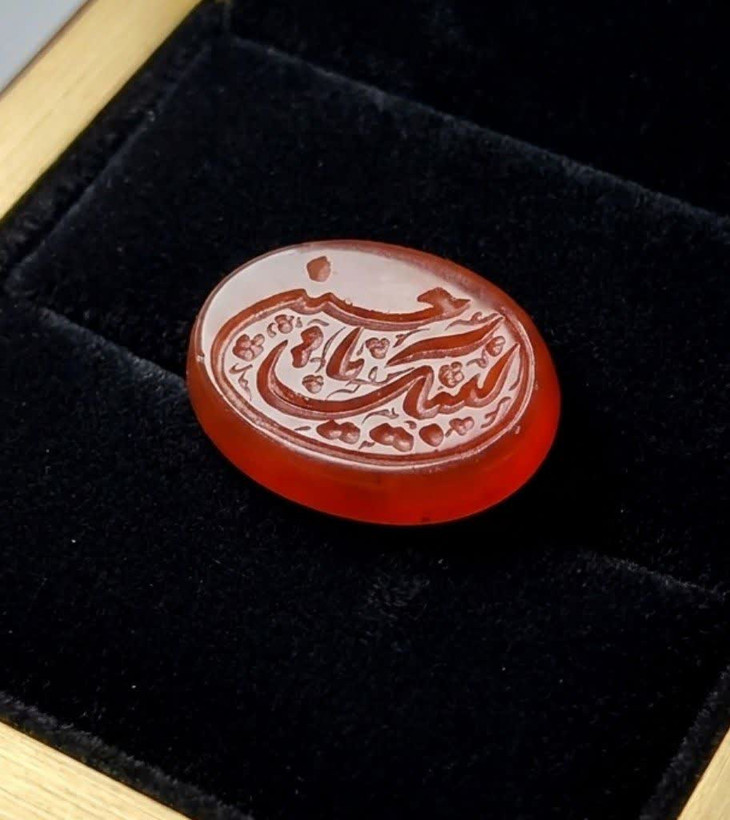 نگین عقیق قرمز حکاکی لبیک یاحسین کد 5556