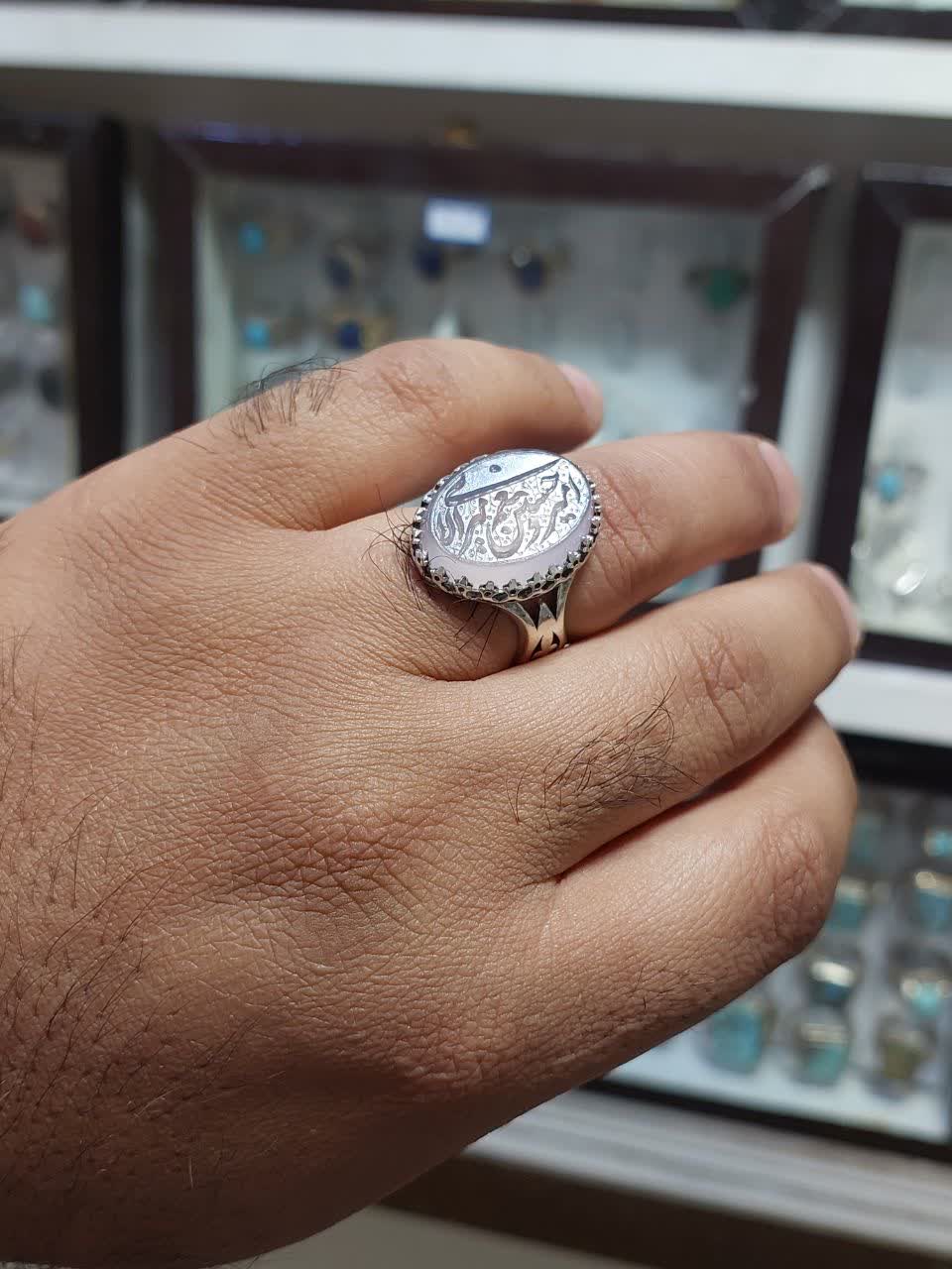 عقیق سوسنی… رنگی میان آرامش و شکوه 💜 انگشترالیاژی حکاکی امیری حسین ونعم الامیر کد 8200