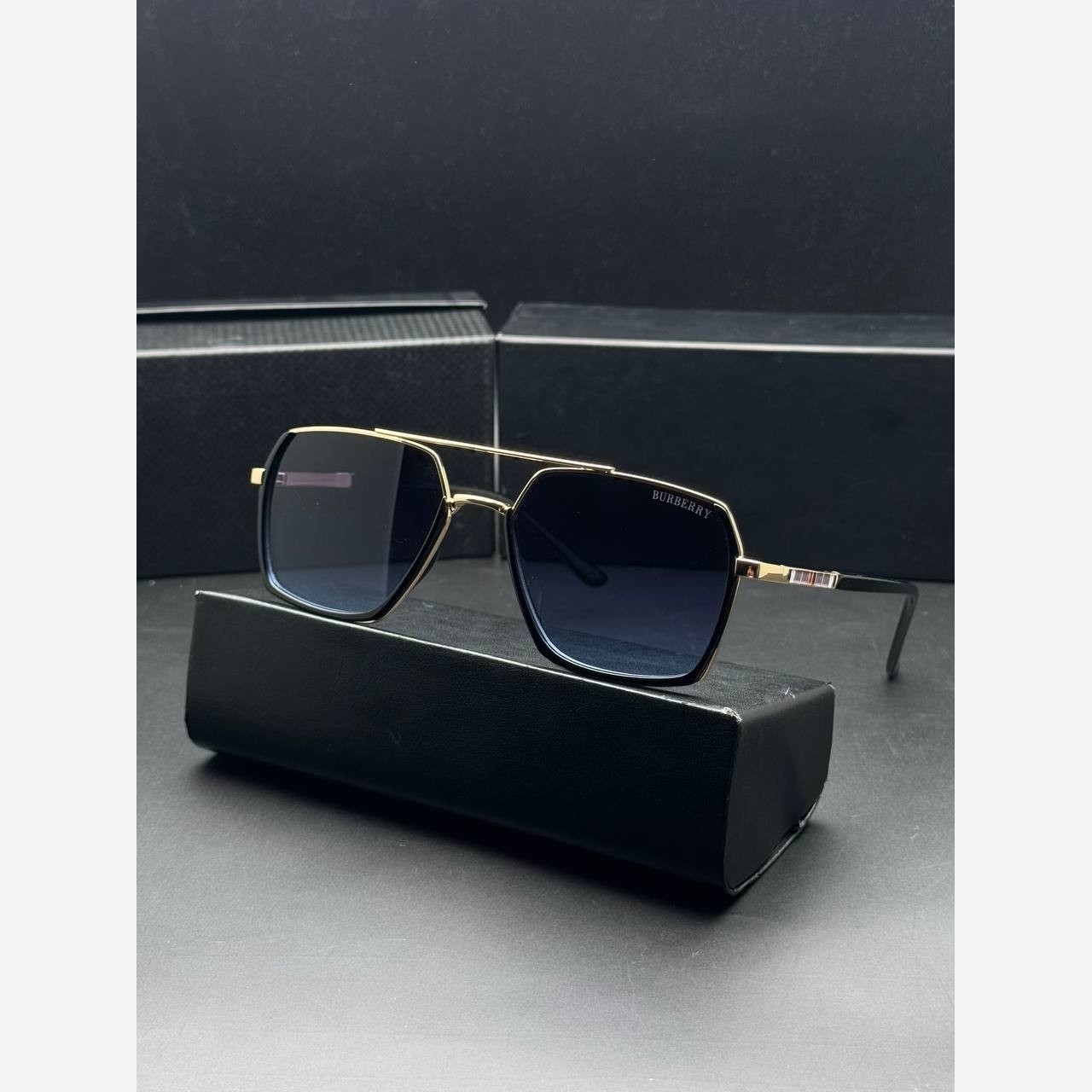عینک آفتابی یووی400 از برند بربری بسیار خاص